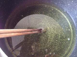 香脆小麻花,起油锅（油量要多点），中火将油烧热，筷子放进油锅时冒小细泡
