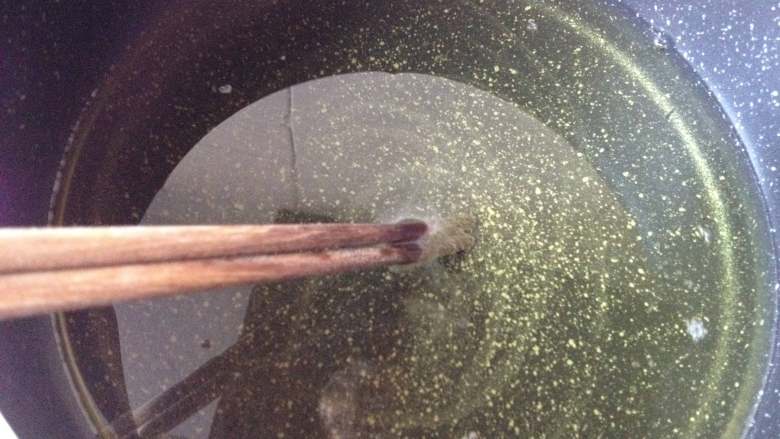 香脆小麻花,起油锅（油量要多点），中火将油烧热，筷子放进油锅时冒小细泡