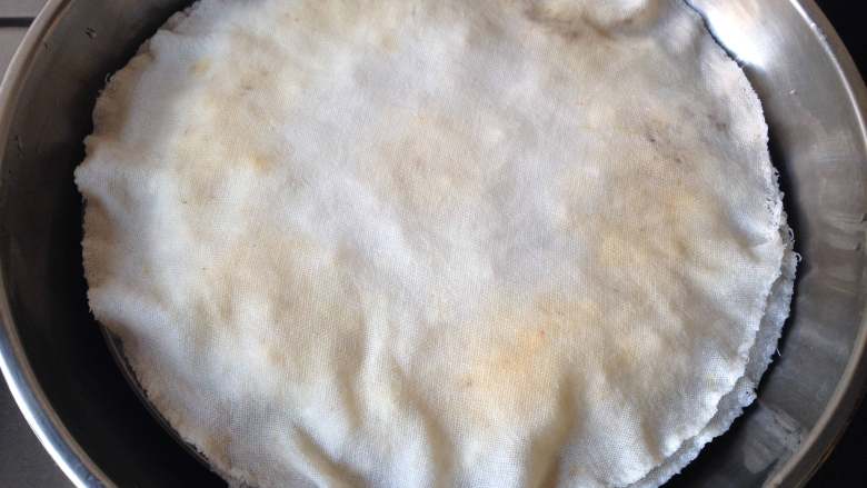 温州糯米饭,再在糯米上盖上一层湿纱布，盖上锅盖，大火烧开转中火蒸25分钟左右
