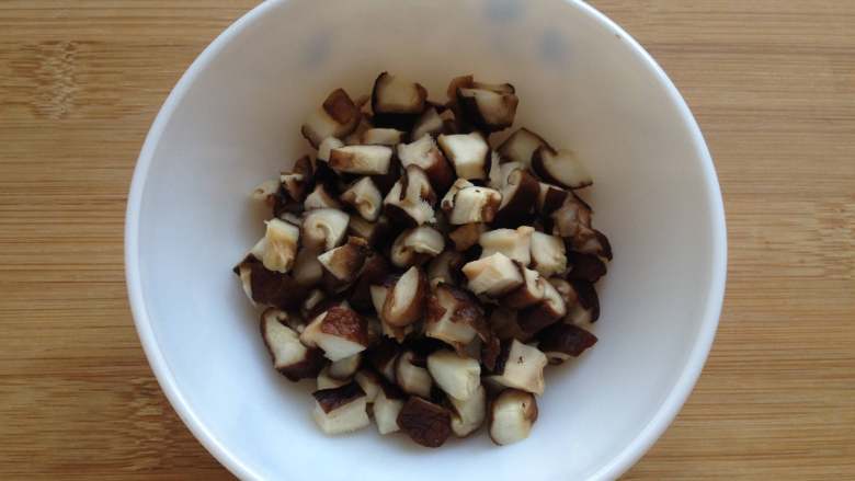 温州糯米饭,在蒸糯米饭期间，可以来把浇头做好：香菇泡发好后，挤出水分，切小丁