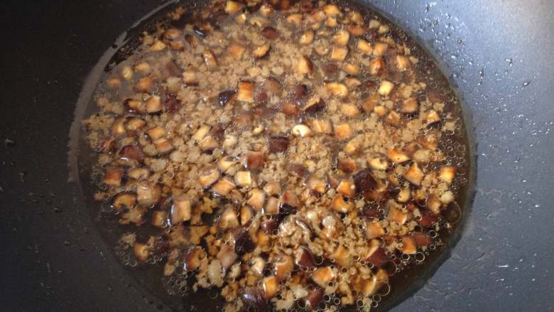 温州糯米饭,倒入热水，水量稍微多点，盖上盖子煮约5-10分钟