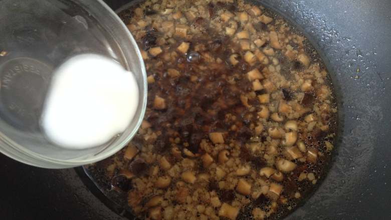 温州糯米饭,最后将水淀粉（3g玉米淀粉加适量水调匀）倒入锅中，不停搅拌，再煮制1分钟即可盛出