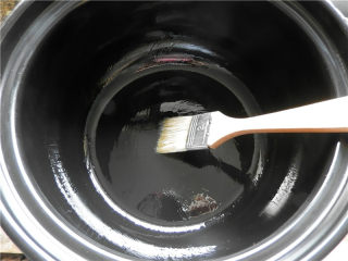 腊肠煲仔饭,准备一个黑乐砂砂锅，洗净、擦干，在锅底抹一层薄薄的油。