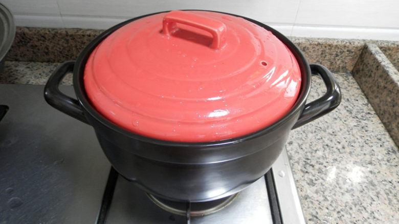 腊肠煲仔饭,盖上盖子，再小火煮5分钟后关火，不开盖，利用砂锅的余热继续盖着盖子焖15分钟至熟透。