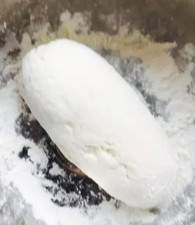 羊油饼,和好后，放到温度适中的地方，静置半天，就变为发酵之后的面团了。