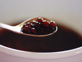 咕噜咕噜的珍珠奶茶🙈,煮好的珍珠，以冷水浸泡备用