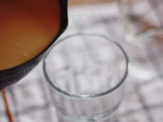 咕噜咕噜的珍珠奶茶🙈,将奶茶倒入准备好的杯子中