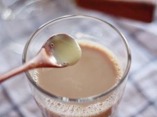 咕噜咕噜的珍珠奶茶🙈,加入炼乳调整口味，喜欢甜的可以多放一点