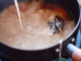 咕噜咕噜的珍珠奶茶🙈,煮好的茶水中，倒入牛奶继续煮5min左右