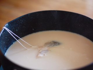 咕噜咕噜的珍珠奶茶🙈,煮好的奶茶放置一旁，稍微晾凉