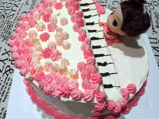 生日蛋糕,蛋糕表面挤喜欢的花纹，用巧克力挤出钢琴键