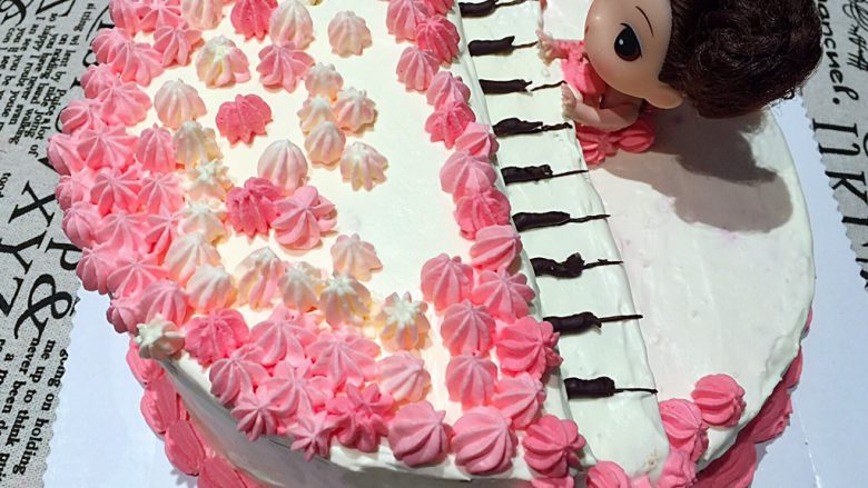 生日蛋糕,蛋糕表面挤喜欢的花纹，用巧克力挤出钢琴键