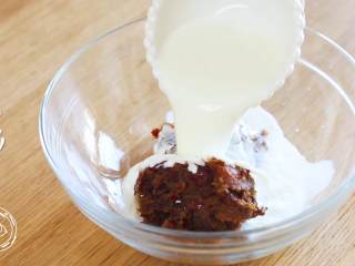 18m+红枣糕（宝宝辅食）,红枣泥中加入牛奶、红糖、蛋黄和玉米油~