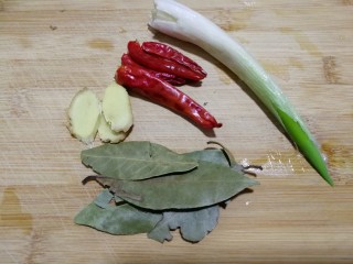 麻油滚蛋,准备葱,朵椒,香叶,姜片，