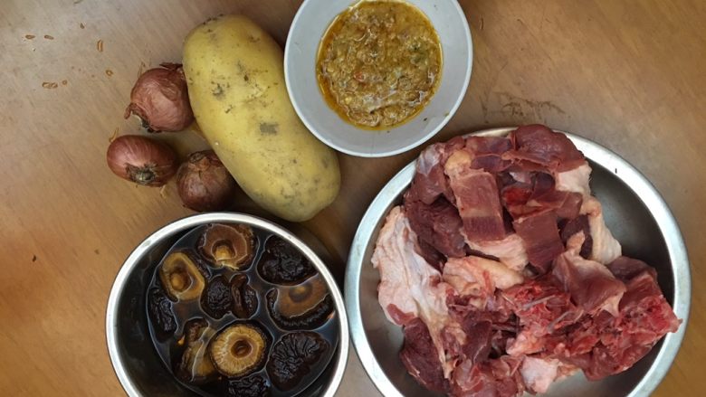 土豆香菇焖鸭肉,将所需要的材料准备好