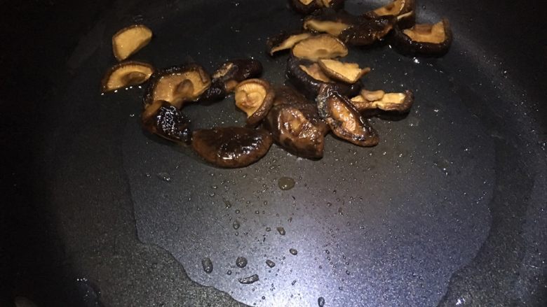 土豆香菇焖鸭肉,锅中倒油，放入香菇爆香