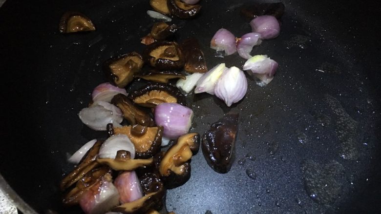 土豆香菇焖鸭肉,再加入葱头爆香