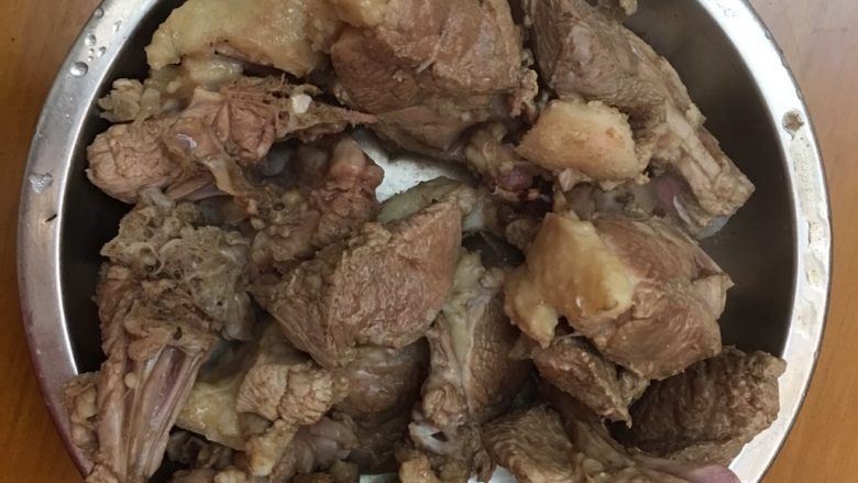 土豆香菇焖鸭肉,绰水之后捞起备用