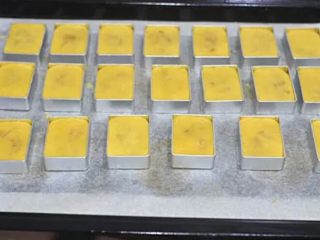 台湾凤梨酥,依次做好摆放到烤盘中，放入预热好的180度的烤箱中层，烤十分钟取出，翻面再烤十五分钟，至表面金黄即可