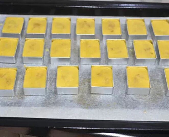 台湾凤梨酥,依次做好摆放到烤盘中，放入预热好的180度的烤箱中层，烤十分钟取出，翻面再烤十五分钟，至表面金黄即可