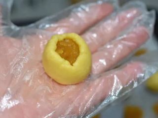 台湾凤梨酥,用虎口慢慢将酥皮收拢，转动的包起来，成椭圆球