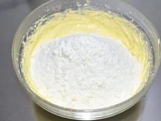 台湾凤梨酥,高精面粉，低筋面粉，奶粉混合均匀过筛子加入到打发好的黄油中