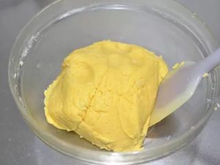 台湾凤梨酥,用刮刀搅拌均匀至无干粉的光滑面团，盖保鲜膜冷藏半小时