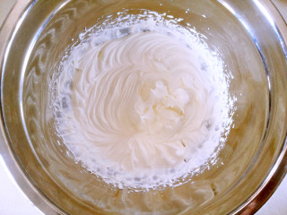 芝士转印圣诞蛋糕,将淡奶油加糖粉打发。