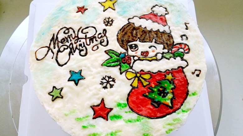 芝士转印圣诞蛋糕,将冷冻至硬的芝士转印图，连同糯米纸一同取下，小心平铺于蛋糕表面。