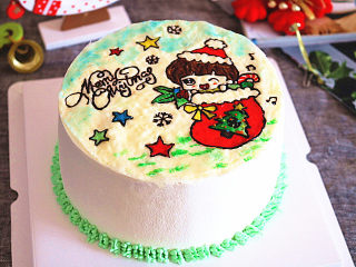 芝士转印圣诞蛋糕,在蛋糕底部边缘挤上装饰。