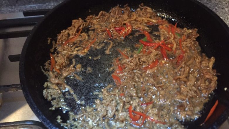 挑战荤菜～杭椒炒肉丝,放入红泡椒丝炒香。