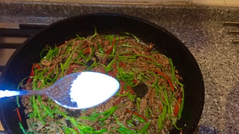 挑战荤菜～杭椒炒肉丝,加入少许三克盐。