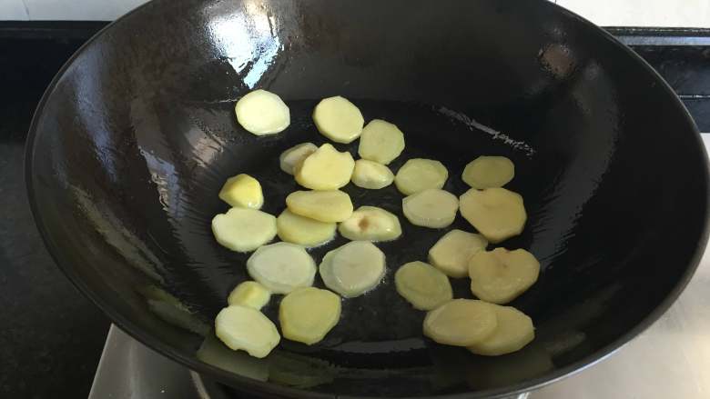 干锅土豆鸭头,倒入土豆片翻炒一会儿；