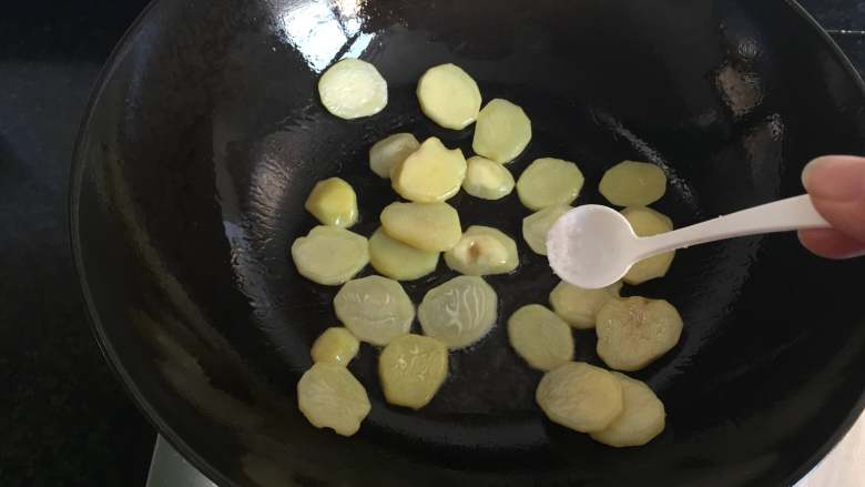 干锅土豆鸭头,加入适量盐调味；