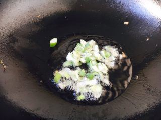 什锦炒米饭,热锅凉油放入葱花，煸炒出香味。