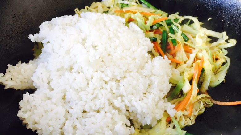 什锦炒米饭,放入米饭。