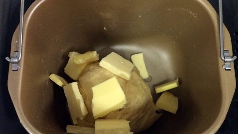 圣诞面包史多伦,约揉15分钟，面团成型后加入黄油继续和面。