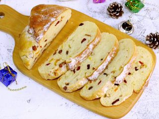 圣诞面包史多伦,据说把制作好的史多伦面包放在保鲜盒内密封保存，3天后切开吃口感更佳！