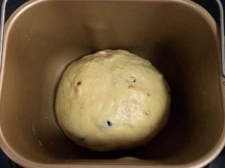 圣诞面包史多伦,用手整理好面团，放在面包机桶内直接发酵。