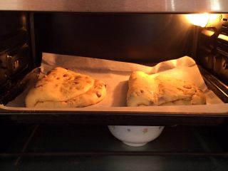 圣诞面包史多伦,放入烤箱中进行二次发酵，开启烤箱发酵功能，发酵温度设定35度，记得在烤箱底层放一碗温水增加湿度。
