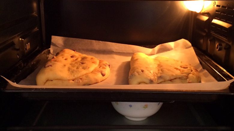 圣诞面包史多伦,放入烤箱中进行二次发酵，开启烤箱发酵功能，发酵温度设定35度，记得在烤箱底层放一碗温水增加湿度。