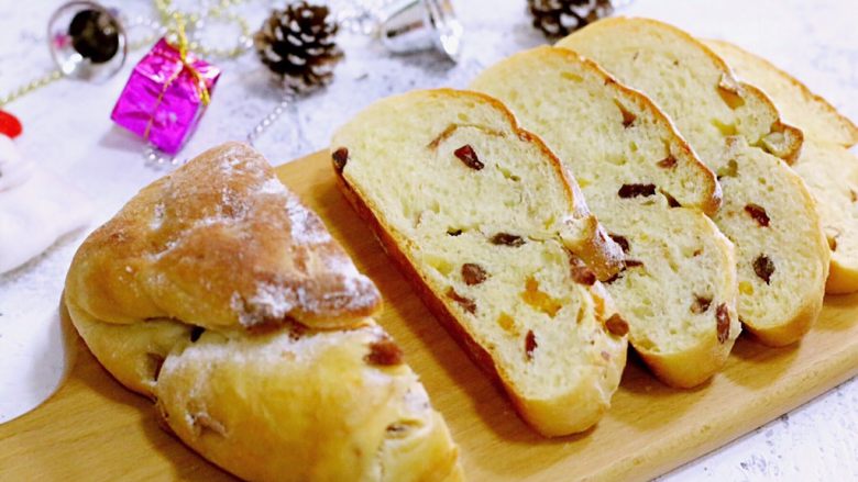 圣诞面包史多伦,皑皑白雪似的糖霜，包裹着浓郁的果香、酒香和黄油香，又一次刷新了我的味蕾！