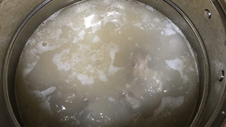 滋养淮山脊骨粥,把骨头放进锅里煲，大约半小时，汤变成奶白色