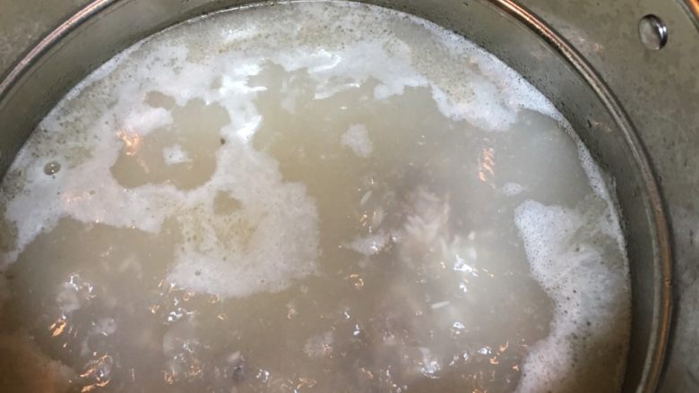滋养淮山脊骨粥,加进提前泡好的米，煮15分钟