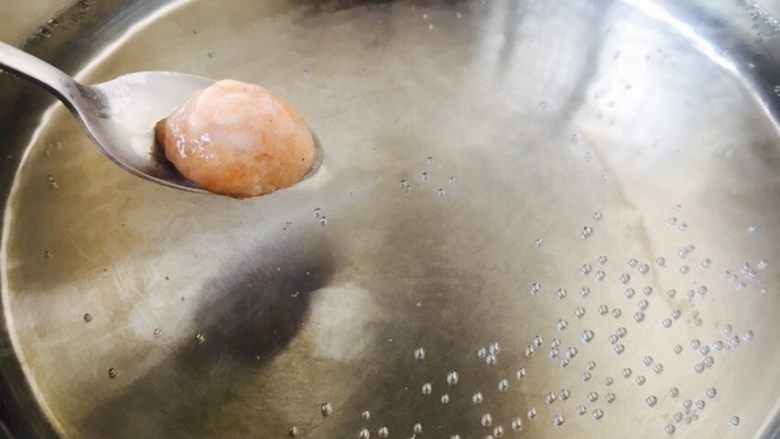 厨房挑战➕荤菜➕鲜鱿鱼丸,放到温水中。