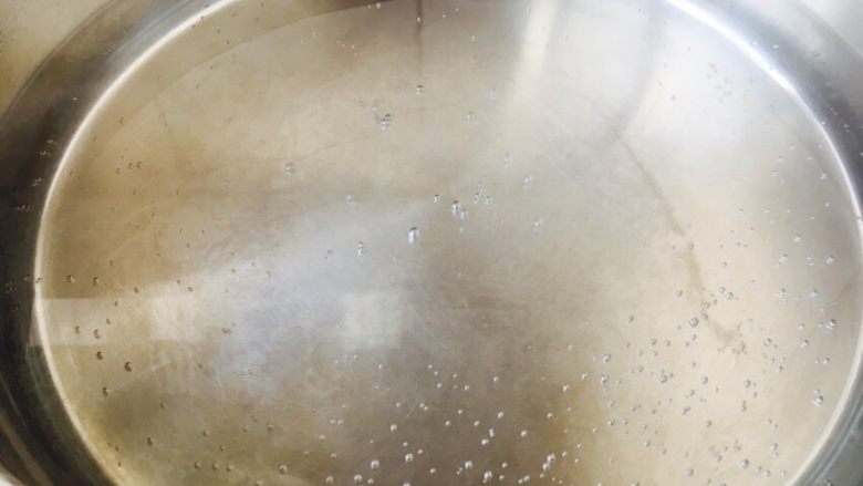 厨房挑战➕荤菜➕鲜鱿鱼丸,锅里放1200ml的水。
