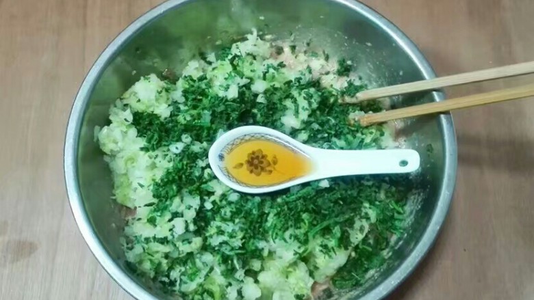 厨房挑战+荤菜+白荠菜猪肉大馄饨,放进大白菜韭菜，放麻油