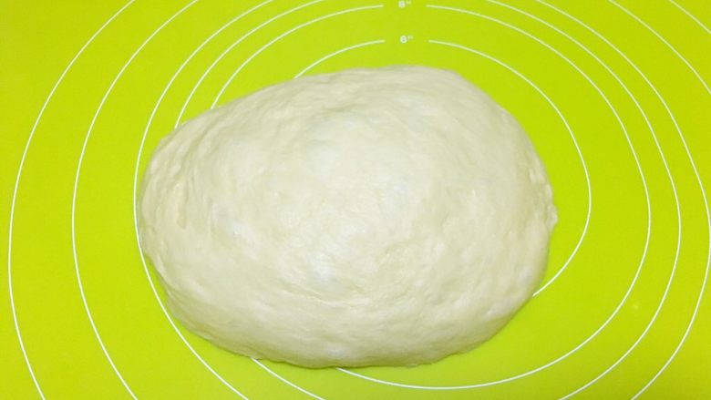 花环面包,将发酵好的面团放在揉面垫偏黄按压排气
