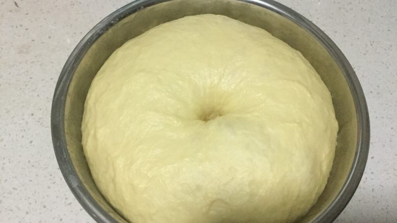 中种椰香老面包&红豆面包,等到面团发酵到两倍大的时候，中间戳个洞不回缩的时候就好了，拿出来排气，然后松弛20分钟。