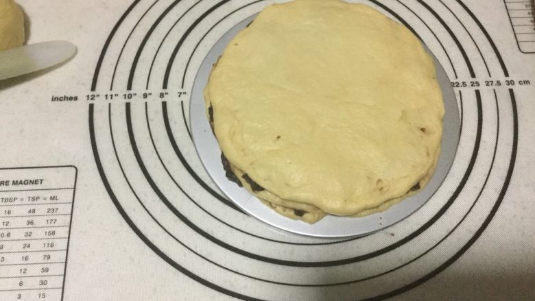 中种椰香老面包&红豆面包,然后盖一层面饼，以此类推，直至最后一层。